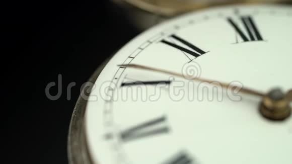 手表旋转接近手表的刻度盘黑色背景声音视频的预览图