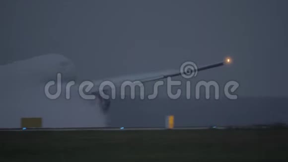飞机在雨中跑道上起飞视频的预览图