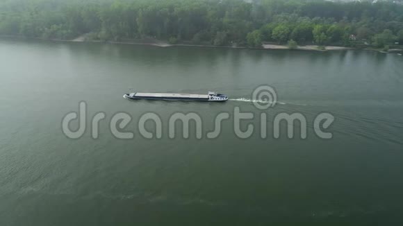 宁静的早晨景观河岸和船只视频的预览图