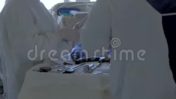 一组外科医生医生为腿部手术选择特殊器械视频的预览图
