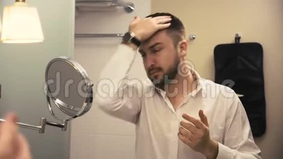 睡人在酒店浴室做发型视频的预览图