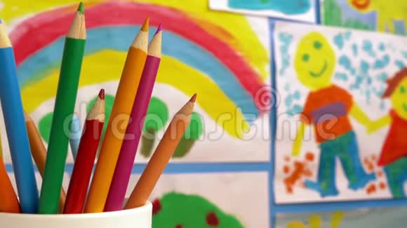 教室彩色铅笔墙上画视频的预览图