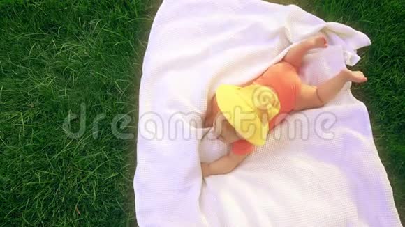 小宝宝躺在草地上的毛巾上从上往下看视频的预览图