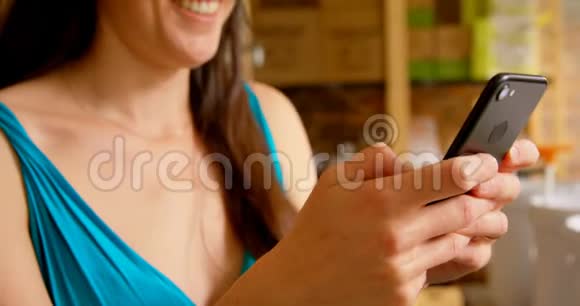 4k超市使用手机的妇女特写视频的预览图