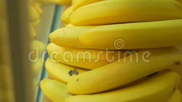成熟的新鲜卡文迪什香蕉在商店柜台或市场上视频的预览图