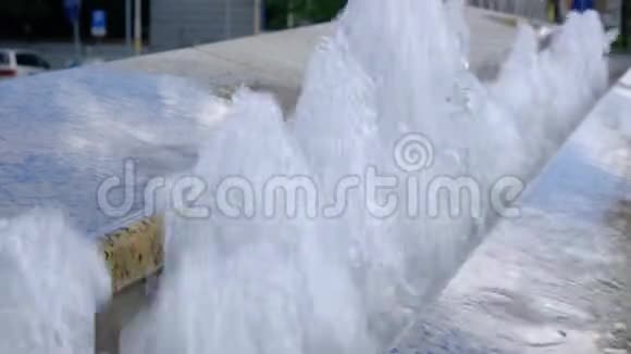 混凝土城市喷泉水浇灌在夏季的一天视频的预览图