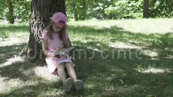 坐在树下看书的女孩视频的预览图