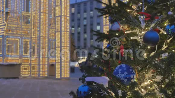 挂在圣诞树上的蓝色圣诞玩具喜庆的气氛在这种背景下汽车的运动已经脱离了视频的预览图