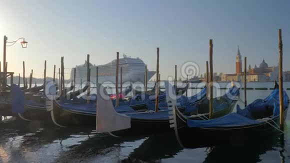 意大利威尼斯的贡多拉船和游轮视频的预览图