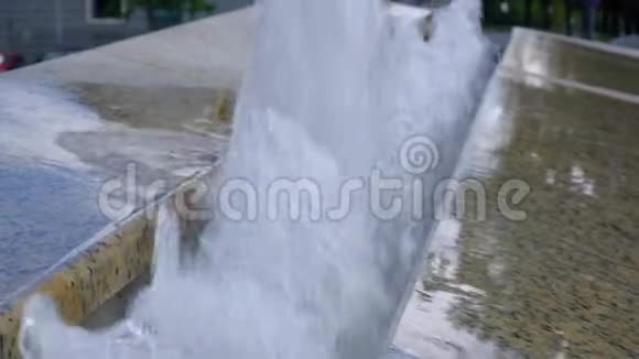 混凝土城市喷泉水浇灌在夏季的一天视频的预览图