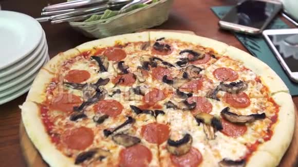 披萨和蘑菇切成块视频的预览图