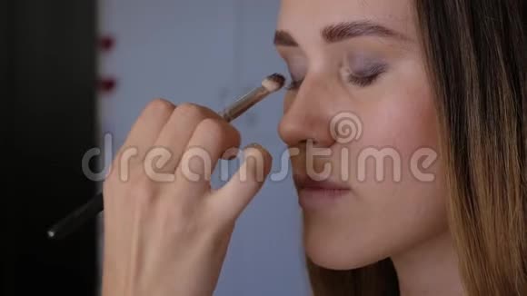 化妆上眼睑视频的预览图