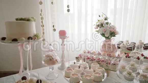 白色喜糖棒婚礼甜食桌上喜糖糕点自助餐移动摄像机中锋射门视频的预览图