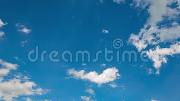 蓝色天空中云的时间流逝视频的预览图