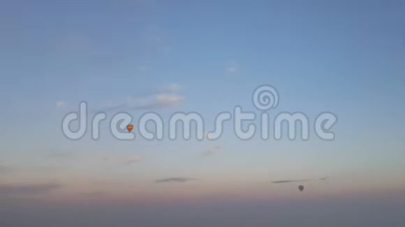 Cappadocia热气球在白天休息时高高地在天空中视频的预览图