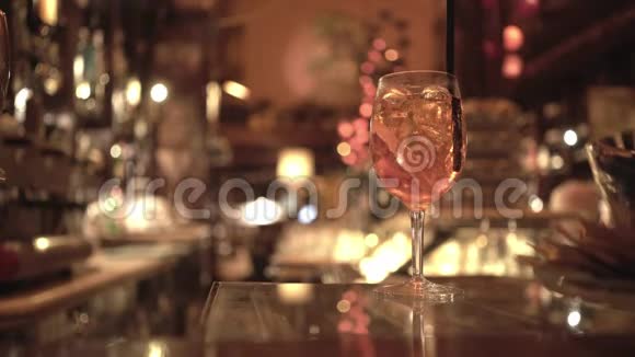 酒吧桌上的一杯酒精鸡尾酒背景模糊视频的预览图