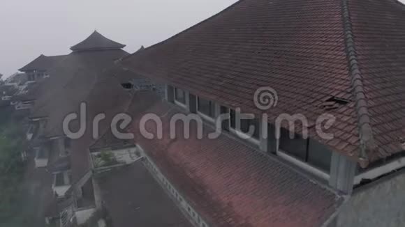 巴厘岛强雾废弃旅馆的无人机飞行视频的预览图