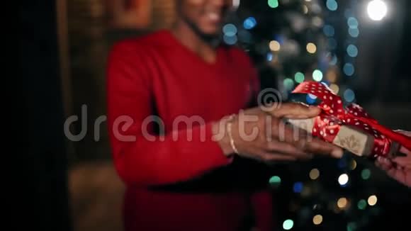 一个英俊的男人很高兴收到圣诞礼物视频的预览图