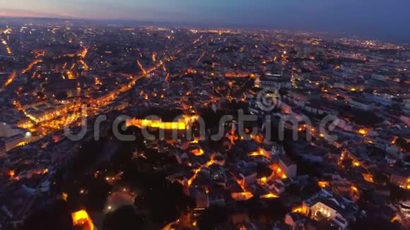 空中景色照亮了里斯本的道路和街道视频的预览图