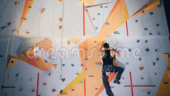 一个人在攀岩墙上踩石头视频的预览图