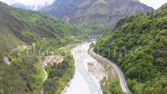 飞越山岭蜿蜒公路靠近山涧视频的预览图