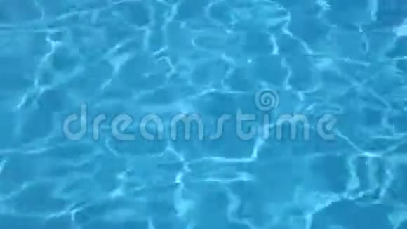 池中的水阳光反射涟漪波浪视频的预览图