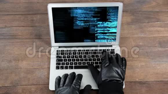 电脑键盘上黑客手中的数字动画视频的预览图