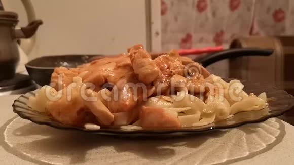 盘子上的意大利面和肉烹饪美味的食物视频的预览图
