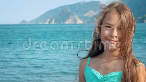 暑假快乐的孩子在海边微笑微笑女孩的肖像视频的预览图