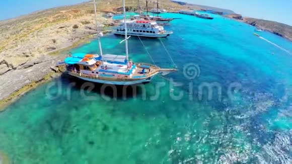 鸟瞰美丽的马耳他海岸和靠近海岸的豪华游艇完美暑假的概念视频的预览图