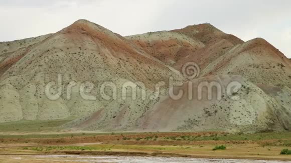 伊朗沙漠景观形成对比视频的预览图