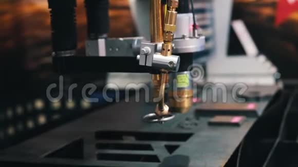 工业生产数控机床用激光切割金属视频的预览图