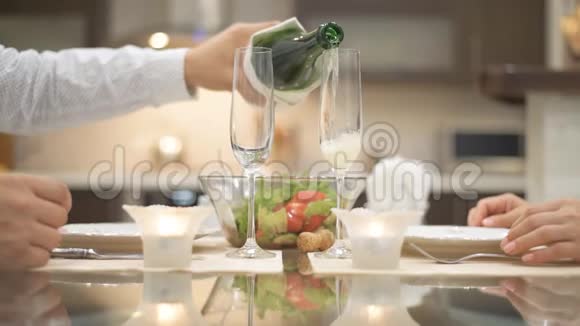 香槟倒入玻璃杯中视频的预览图