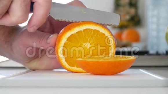 用刀切鲜甜风味橙果视频的预览图
