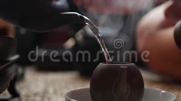 中国传统的功夫或功夫茶道沸水倒进水壶里茶师把水倒进视频的预览图
