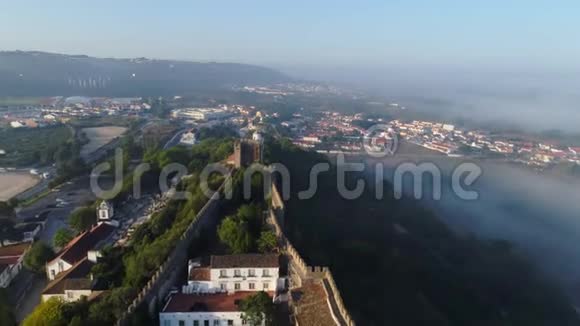 典型的葡萄牙小镇的空中景色视频的预览图