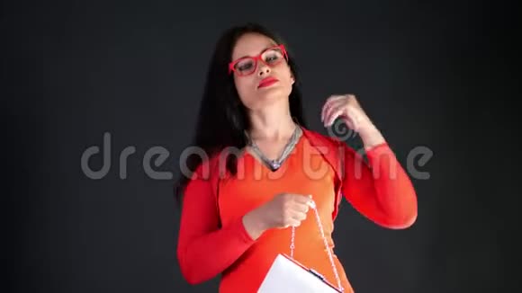 红唇红裙红眼镜白色小手提包的黑发女人的肖像她性感极了视频的预览图