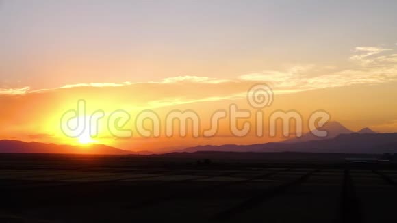 伊朗艾纳利山脉的金色日落视频的预览图