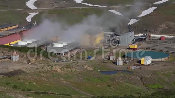 Mutnovskaya地热发电站从管道中喷出的蒸汽云视频的预览图