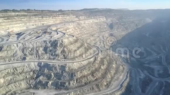 用采矿机在深石棉采石场上空进行空中运动视频的预览图