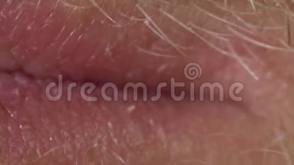 有胡子和胡须的男性嘴唇的特写镜头视频的预览图
