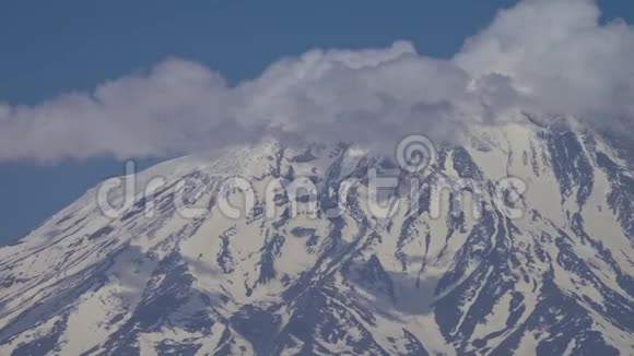 土耳其阿拉拉特山上缓慢移动的云视频的预览图
