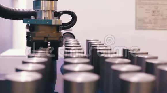 工业生产数控机床移动气缸视频的预览图