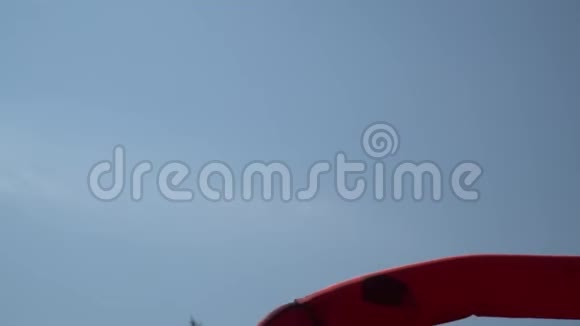 空中移动的人街广告充气的红天舞者在蓝天上跳舞视频的预览图