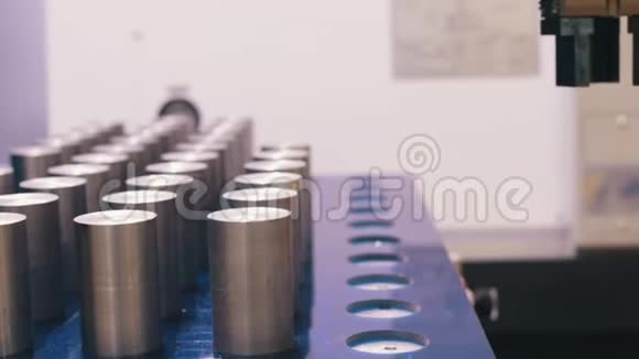 工业生产数控机床是由金属圆筒制成的视频的预览图