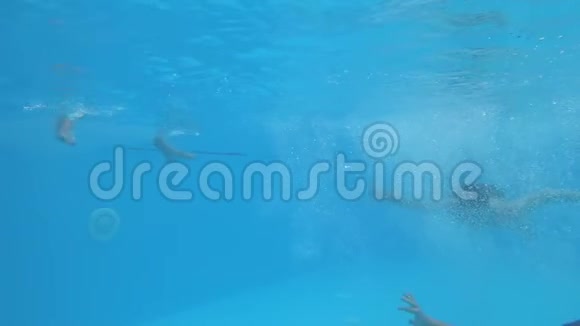 情侣们在一起玩得很开心在蓝色的游泳池里游泳背景是闪闪发光的泡泡视频的预览图