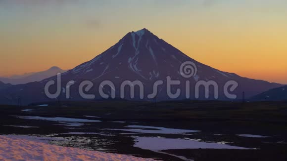 日出时令人惊叹的堪察加半岛早晨火山景观时间流逝视频的预览图