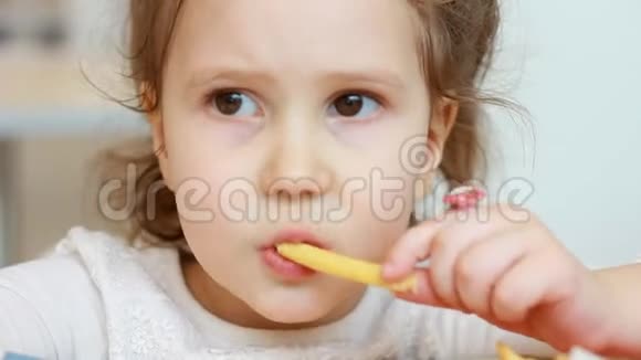 女孩在快餐店吃炸薯条肖像特写婴儿谁吃食物视频的预览图