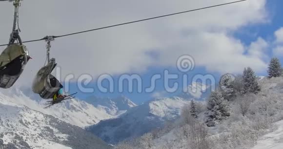 滑雪场的人们在阳光明媚的冬日靠雪山景观视频的预览图