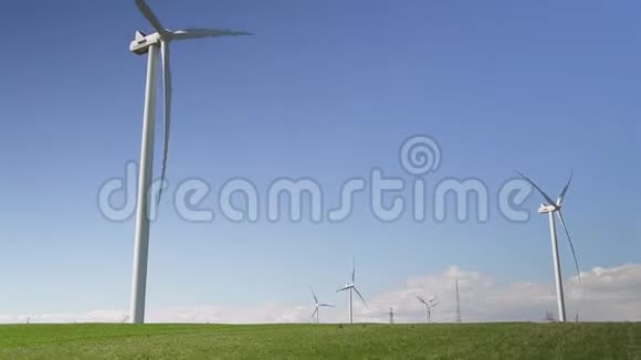 白色海上风电场可再生能源对抗蓝天视频的预览图
